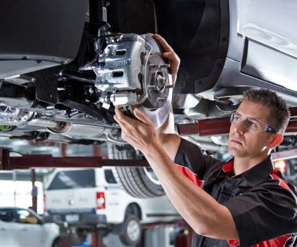 TOP WARNING SIGNS INDICATING FOR CAR BRAKE REPAIR SERVICES IN DUBAI (1) Porsche Repair Dubai